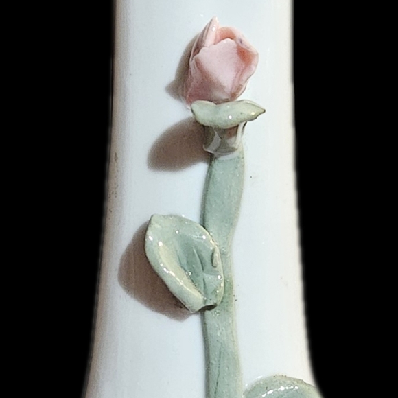 Vintage Set of 3 bud vases with raised flower in different sizes and patterns. - Picture 15 of 16